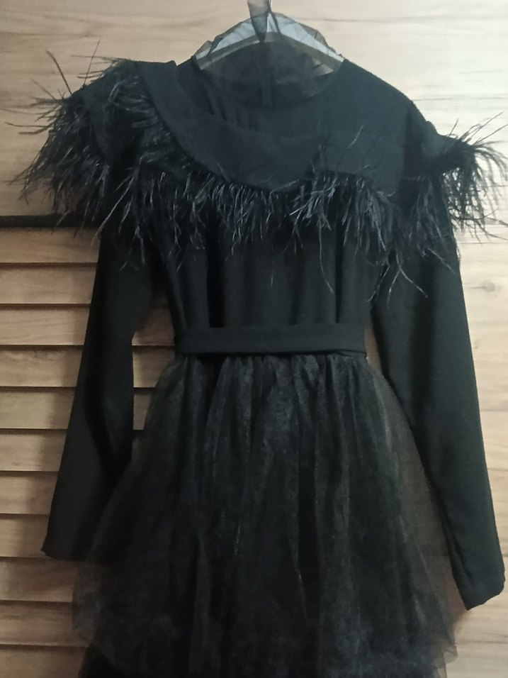 Siyah Kat kat Tüy Detaylı Abiye Elbise - Görsel 4