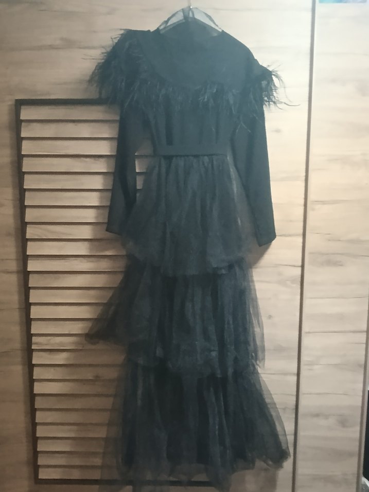 Siyah Kat kat Tüy Detaylı Abiye Elbise - Görsel 2