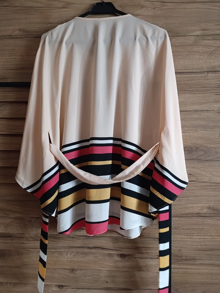 Pembe çizgi detaylı kemerli bluz - Görsel 2