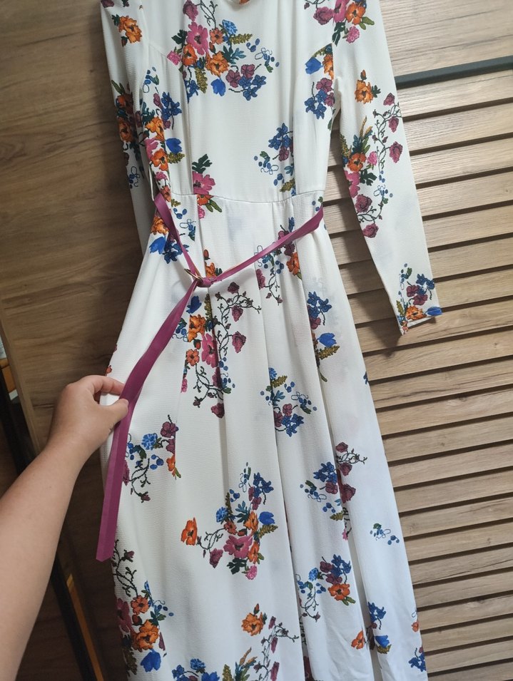 Beyaz Çiçekli Uzun Pileli Elbise - Görsel 3