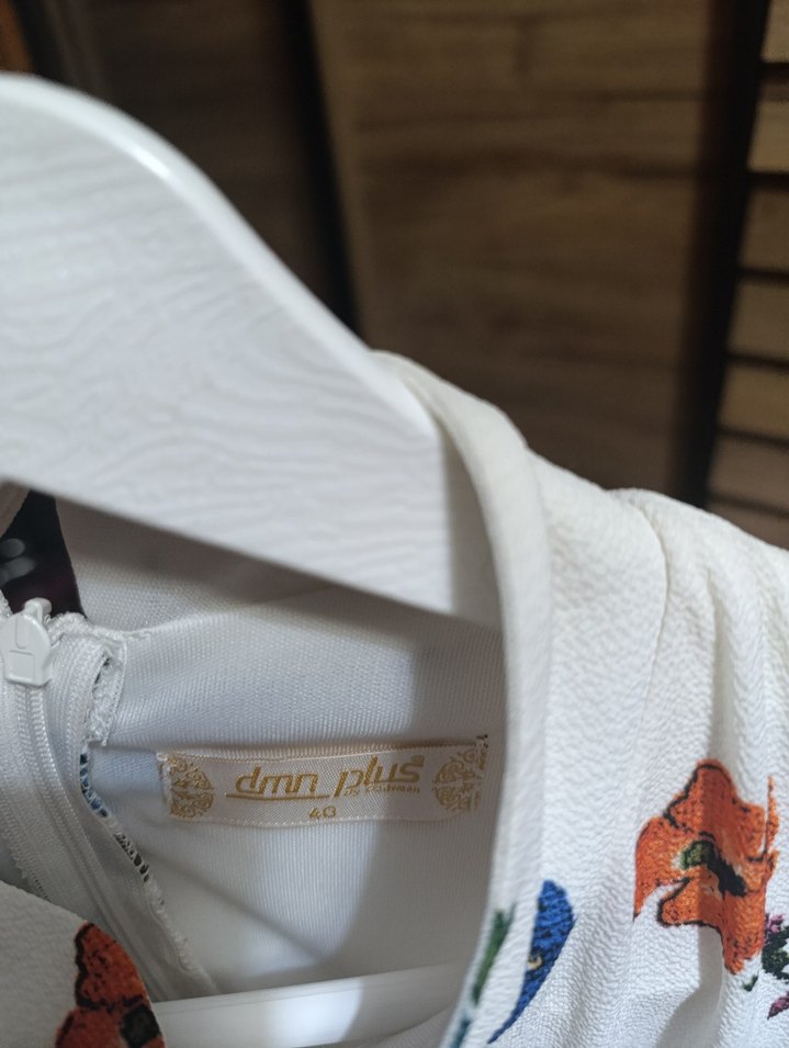 Beyaz Çiçekli Uzun Pileli Elbise - Görsel 4