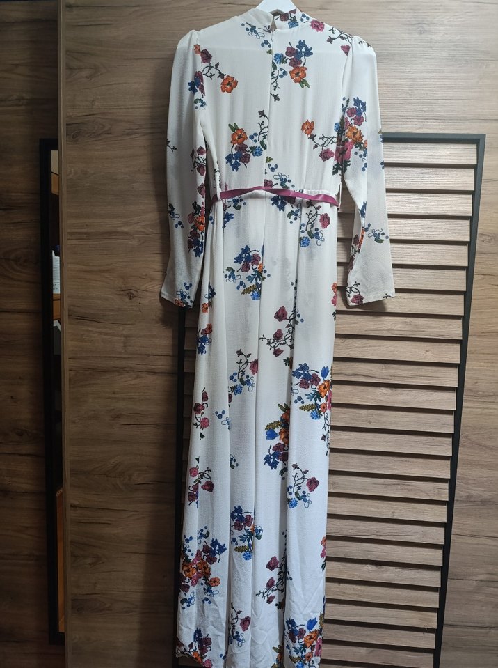 Beyaz Çiçekli Uzun Pileli Elbise - Görsel 2