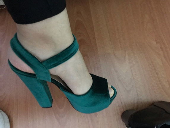 Kadife yeşil topuklu ayakkabı