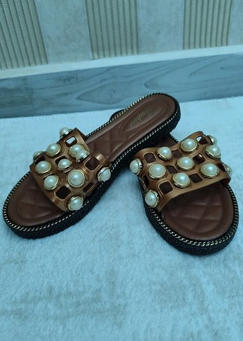 Kahverengi İnci Detaylı Kadın Dolgu Topuk Terlik - Görsel 2