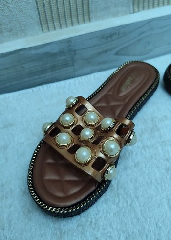 Kahverengi İnci Detaylı Kadın Dolgu Topuk Terlik - Görsel 3