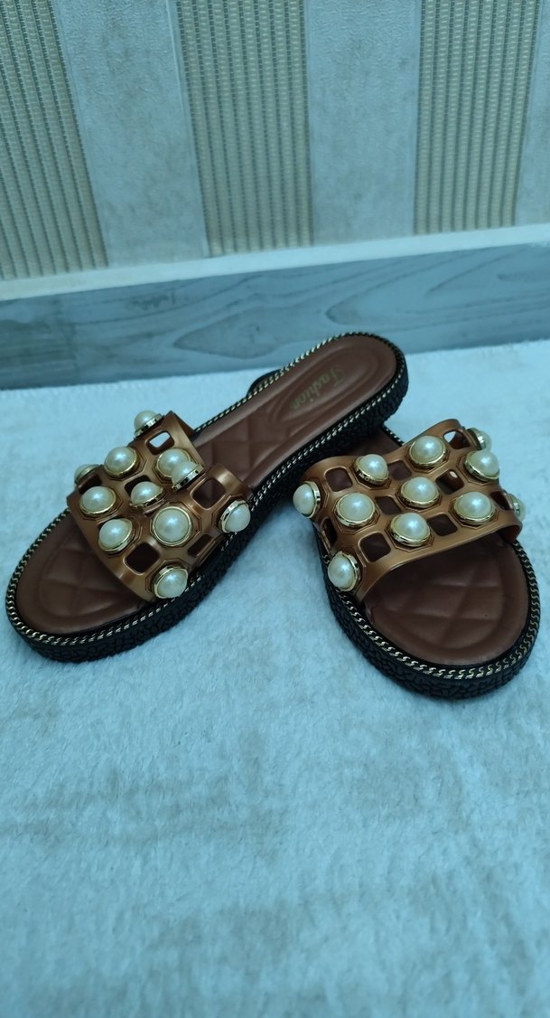 Kahverengi İnci Detaylı Kadın Dolgu Topuk Terlik - Görsel 2