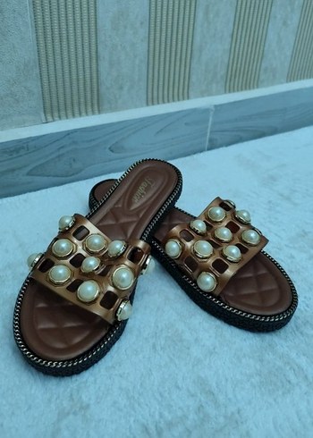 Siyah Parlak İnci Detaylı Kadın Terlik - Görsel 2