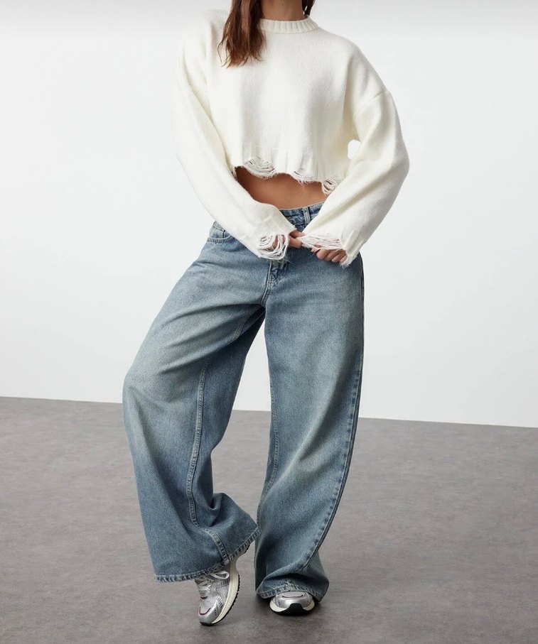 Beyaz Yırtık Detaylı Salaş Kadın Kazak - Görsel 2