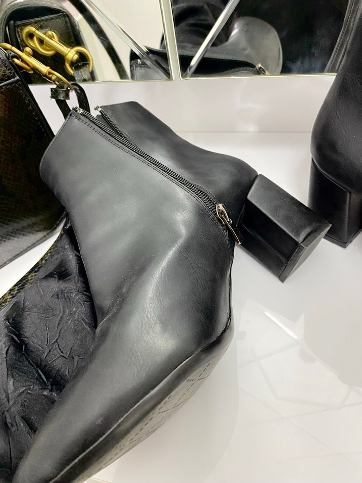 Bambi Siyah Deri Tokalı Kadın Bot - Görsel 2