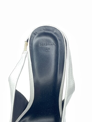 39 Beden beyaz Renk Bershka Stiletto %70 İndirimli.