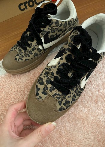 Leopar Desenli Tüylü Topuklu Spor Ayakkabı - Görsel 4