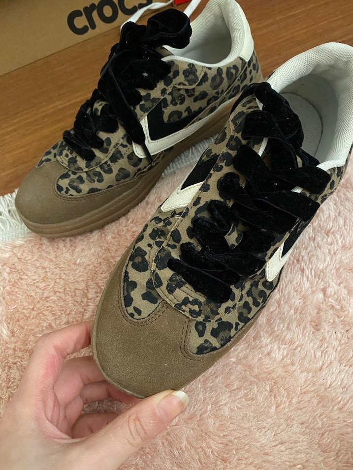 Leopar Desenli Tüylü Topuklu Spor Ayakkabı - Görsel 4