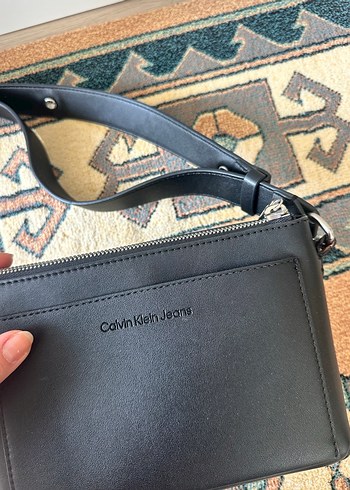 Calvin Klein Siyah Deri Kadın Çapraz Çanta - Görsel 2