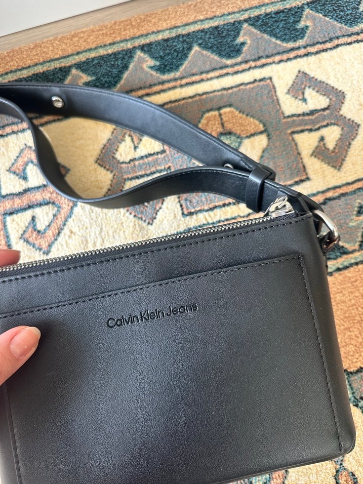 Calvin Klein Siyah Deri Kadın Çapraz Çanta - Görsel 2