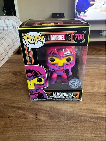 Funko pop black ligth #799 Magneto