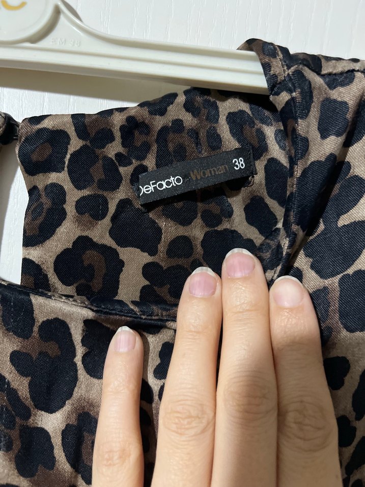 Kahverengi Leopar Desenli Uzun Kolsuz Elbise - Görsel 2