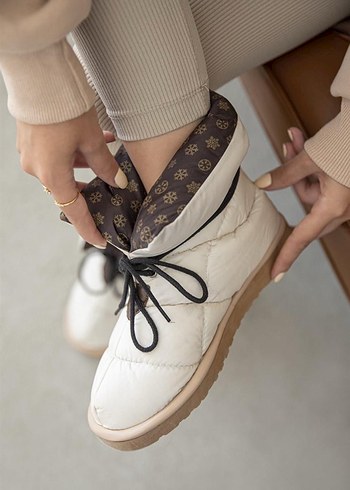 Beyaz Bağcıklı Kadın Dolgu Topuk Bot - Görsel 3