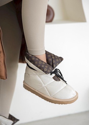 Beyaz Bağcıklı Kadın Dolgu Topuk Bot - Görsel 2