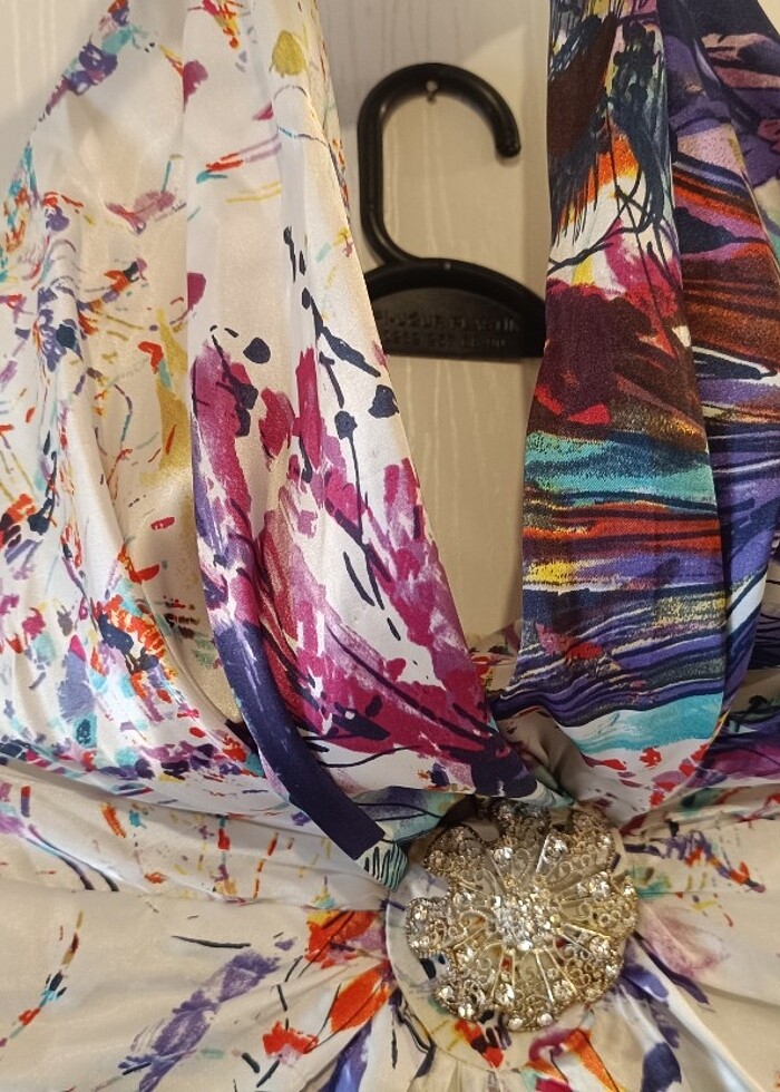 Saten rengarenk gece elbisesi - Görsel 4