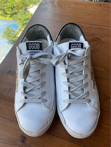 Golden Goose Deluxe Golden goose