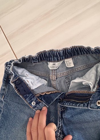 6 Yaş Beden lacivert Renk HM markalı,yeni modellerden beli lastikli birkaç kez kullanıldı,