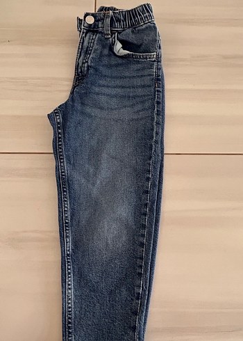 6 Yaş Beden HM markalı,yeni modellerden beli lastikli birkaç kez kullanıldı,