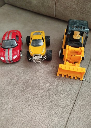 üçlü oyuncak araba