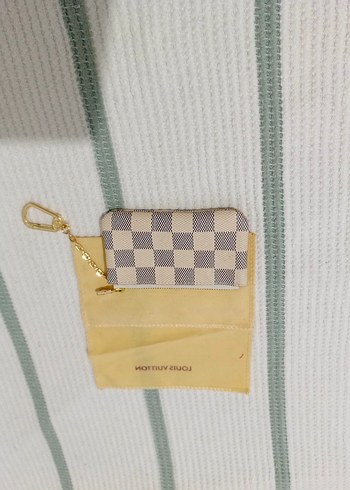 Louis Vuitton markası küçük cüzdan