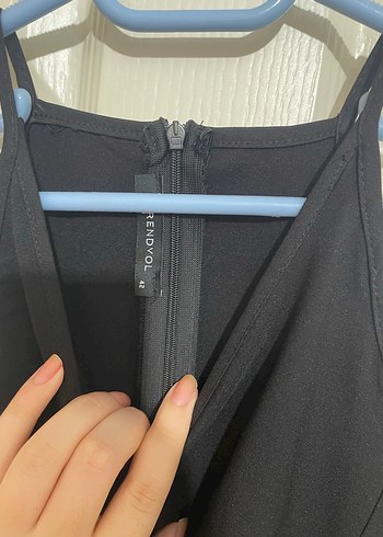 Siyah Yüksek Yakalı Kolsuz Kadın Tulum - Görsel 7