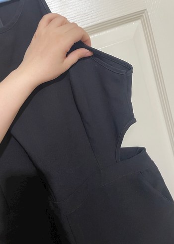 Siyah Yüksek Yakalı Kolsuz Kadın Tulum - Görsel 9