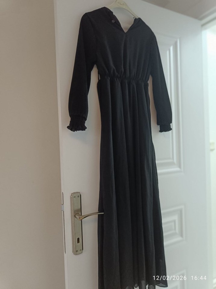 Siyah Kemerli Uzun Gotik Elbise - Görsel 4