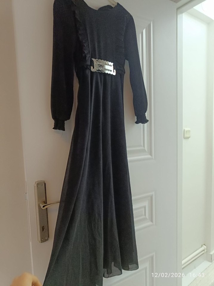 Siyah Kemerli Uzun Gotik Elbise - Görsel 5