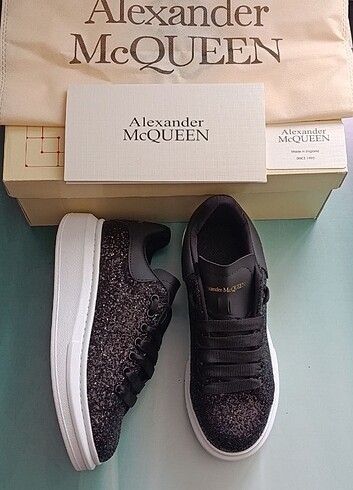 39 Beden siyah Renk ALEXANDER MCQUEEN ??