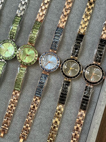 Beden çeşitli Renk Swarovski Baget Taşlı Kadın Kol Saati