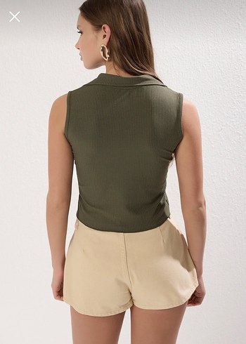 V Yaka Kolsuz Mini Crop Top - Görsel 3