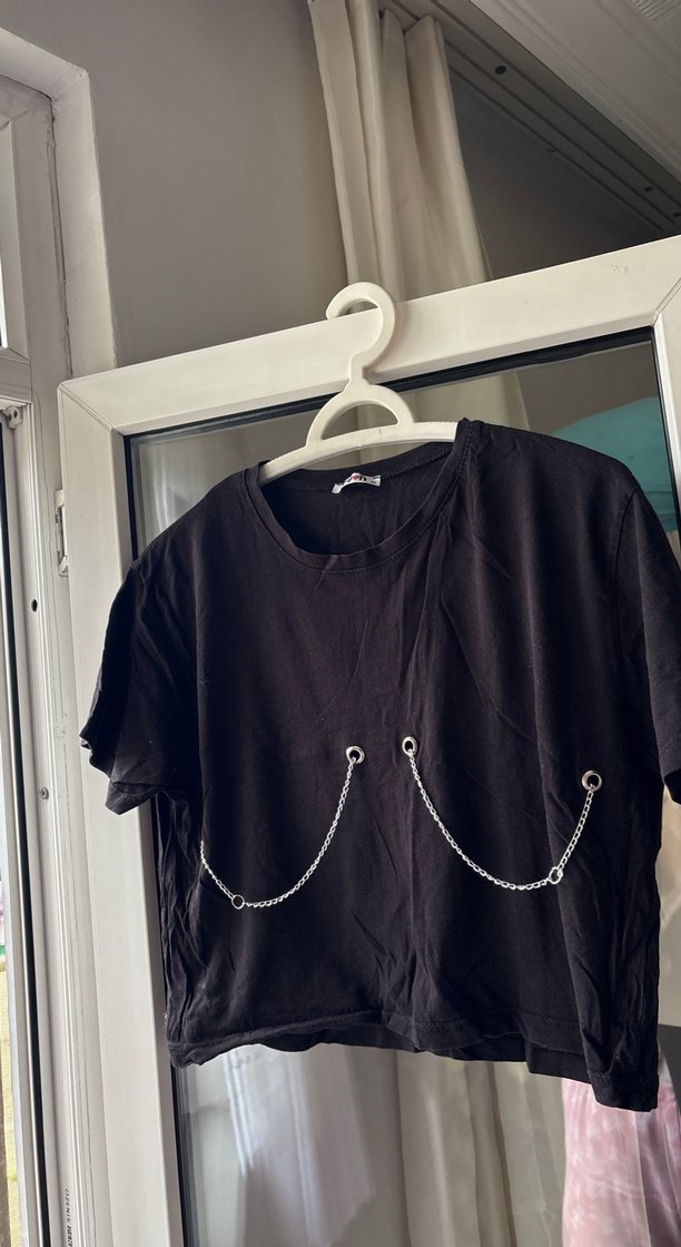 Zincir Detaylı Siyah Kadın Tişört - Görsel 2