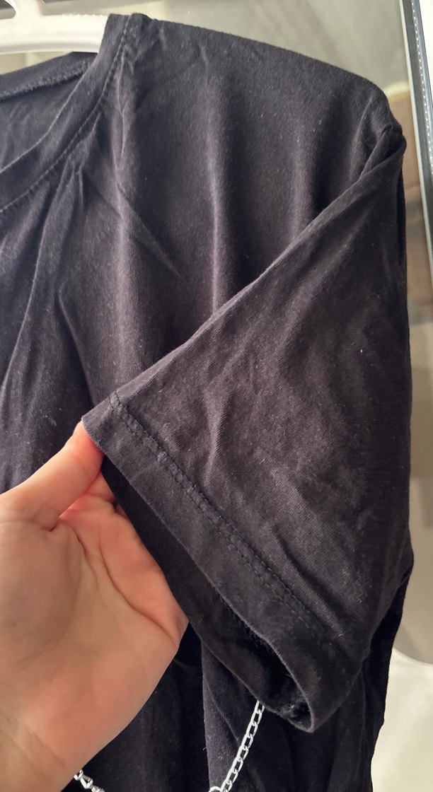 Zincir Detaylı Siyah Kadın Tişört - Görsel 5