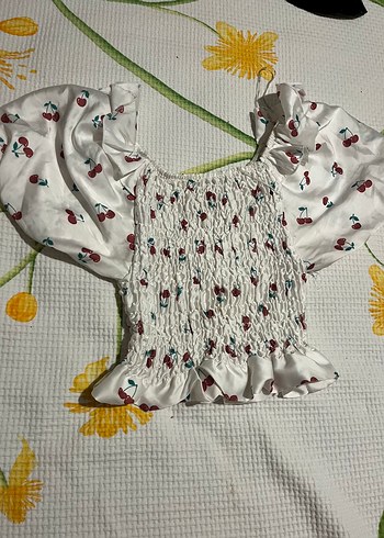 Kısa Kollu Beyaz Kiraz Desenli Bluz