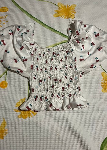 l Beden beyaz Renk Kısa Kollu Beyaz Kiraz Desenli Bluz