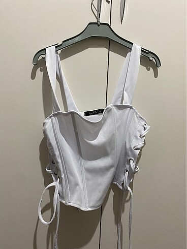 beyaz korse crop