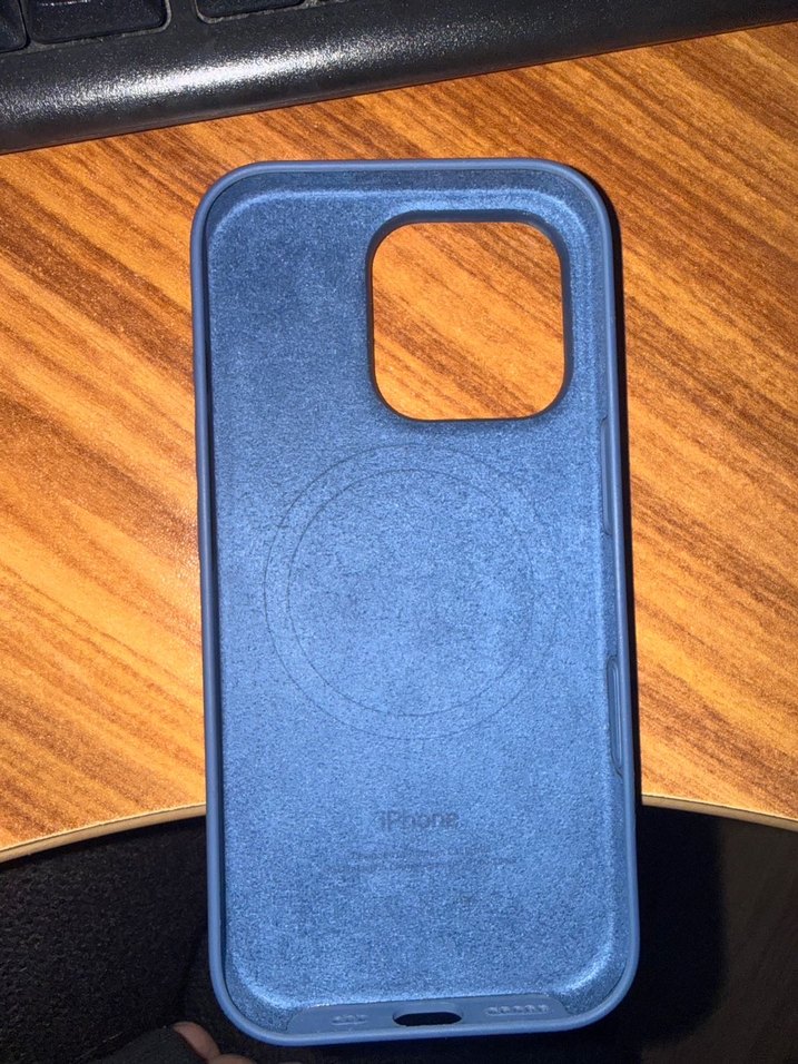 iPhone 16 Pro  orjinal Mavi Silikon Kılıf - Görsel 3