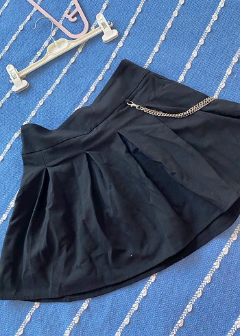 Zincir Detaylı Siyah Mini Etek - Görsel 2