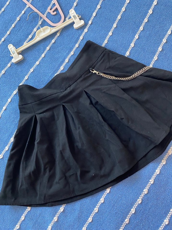 Zincir Detaylı Siyah Mini Etek - Görsel 2