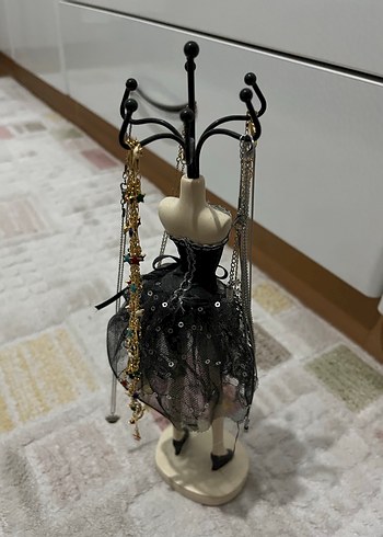 Siyah Elbiseli Takı Askısı - Görsel 2