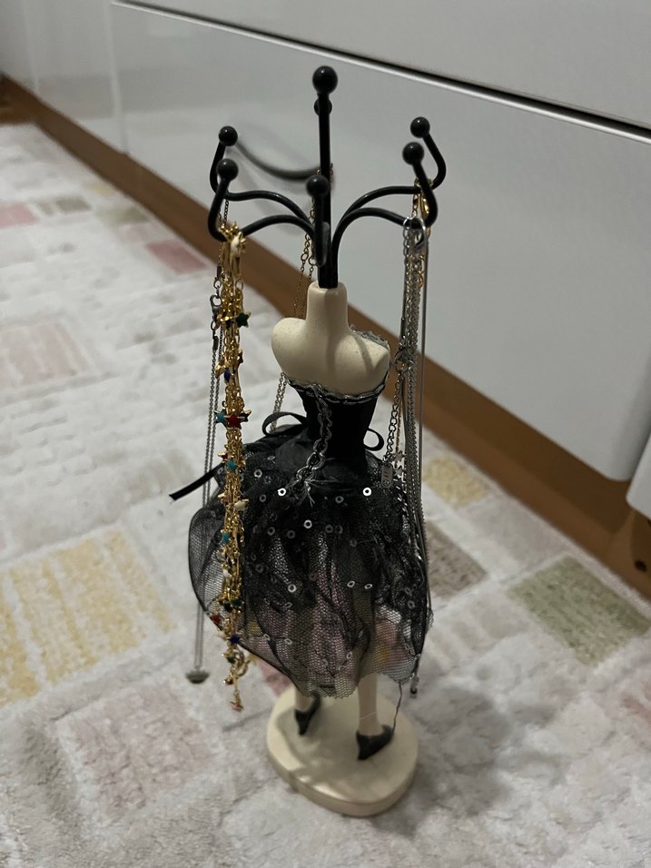 Siyah Elbiseli Takı Askısı - Görsel 2