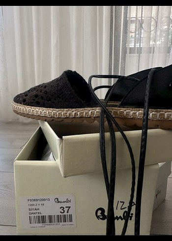 Bambi Siyah Dantelli Dolgu Topuklu Kadın Sandalet