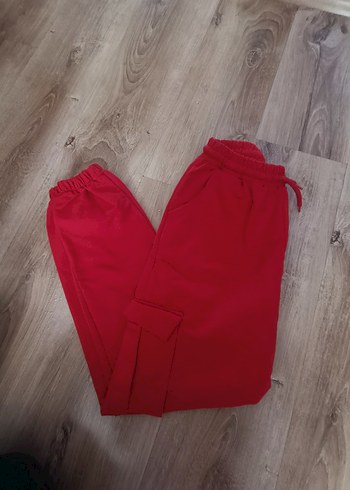 Kırmızı Rahat Kesim Kadın Eşofman Altı M-L uyumludur.