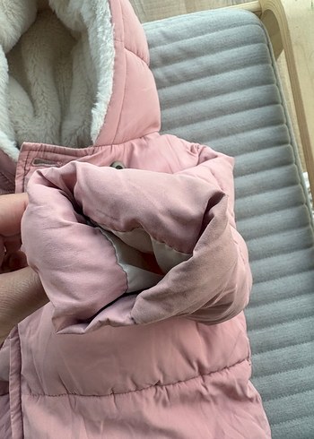 Mango Kürklü Kapüşonlu Pembe Kız Montu - Görsel 5