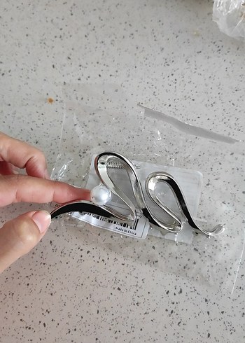 Beden Uzun Gümüş Renkli Fiyonklu Küpe