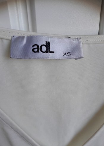xs Beden beyaz Renk Beyaz V Yakalı Piliseli Kadın Bluz